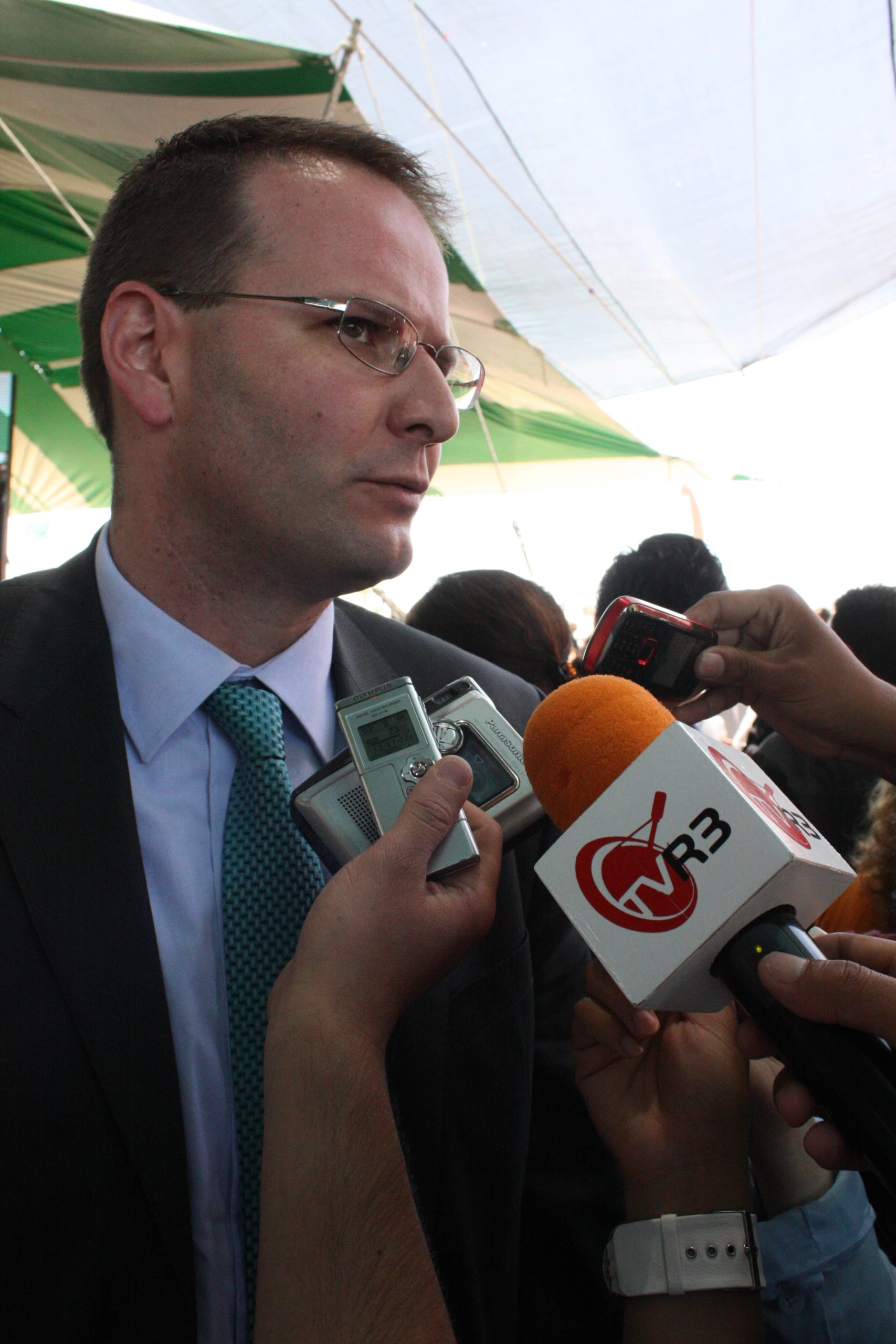 Aunard De La Rocha Headshot 1